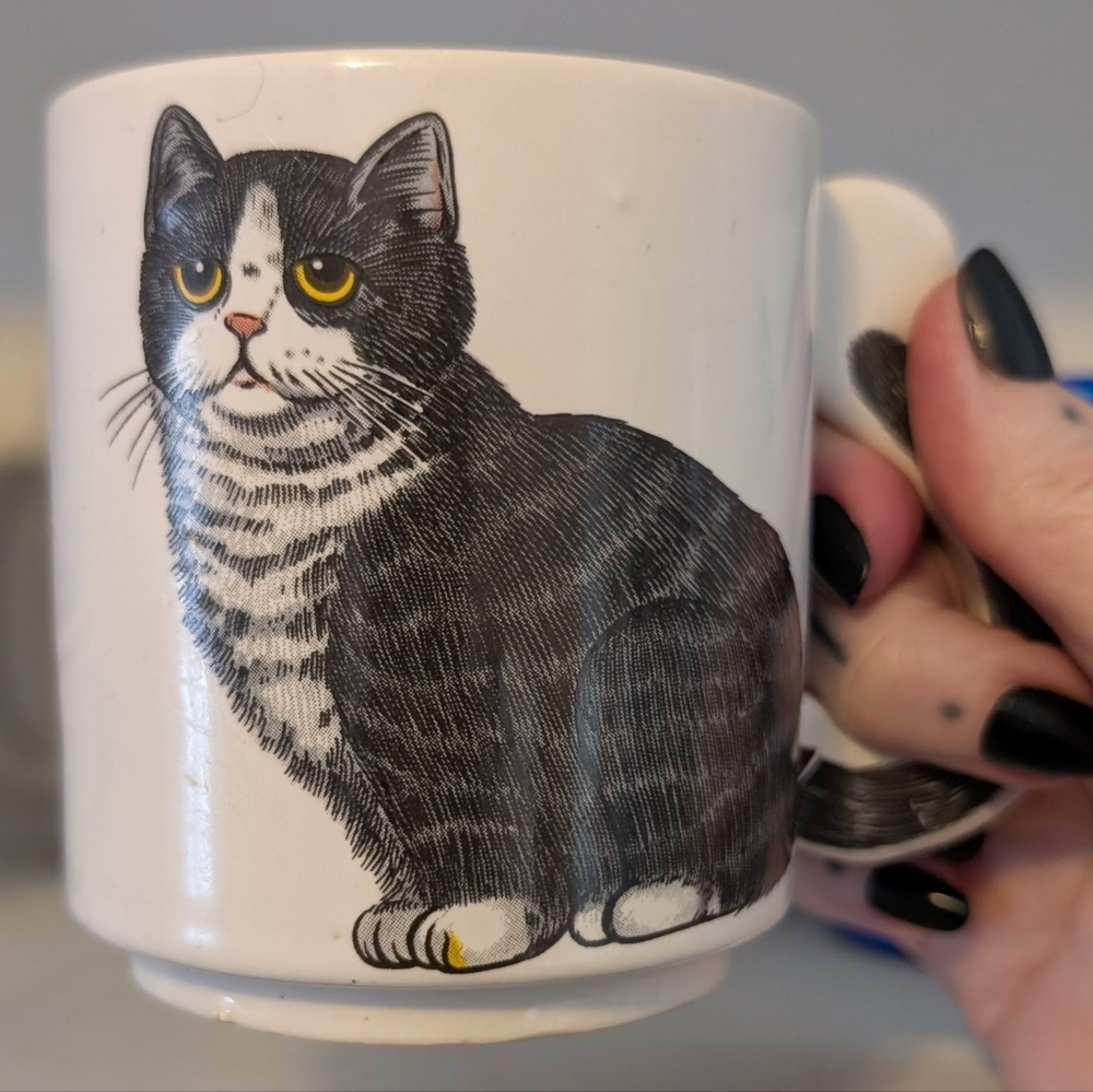 Cat mug with tail handle